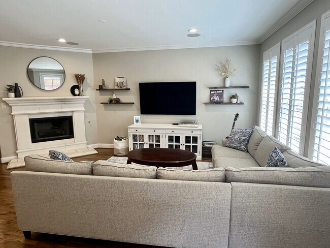 Living room - 5620 Belmont Ave