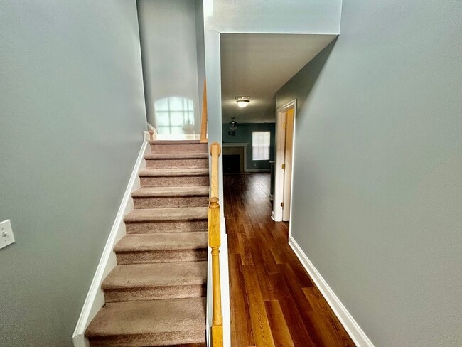 Photo - Large 4 Bed, 2.5 bath in Lexington! House