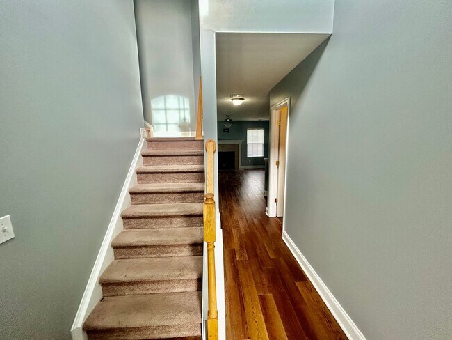 Foto del edificio - Large 4 Bed, 2.5 bath in Lexington!