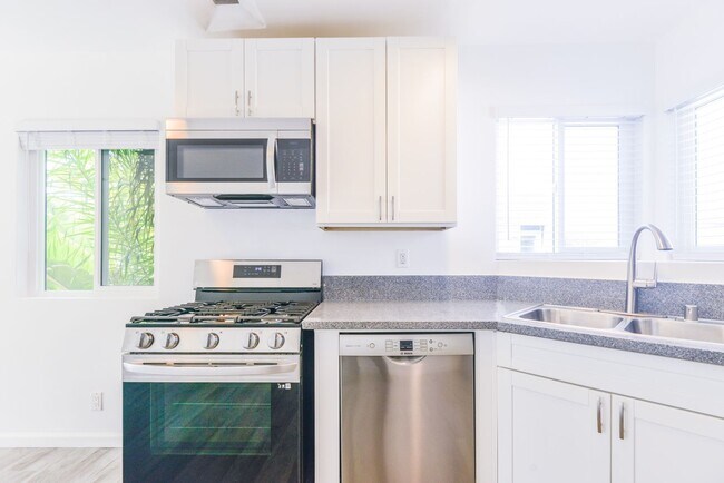 Building Photo - Ocean Avenue Duplex