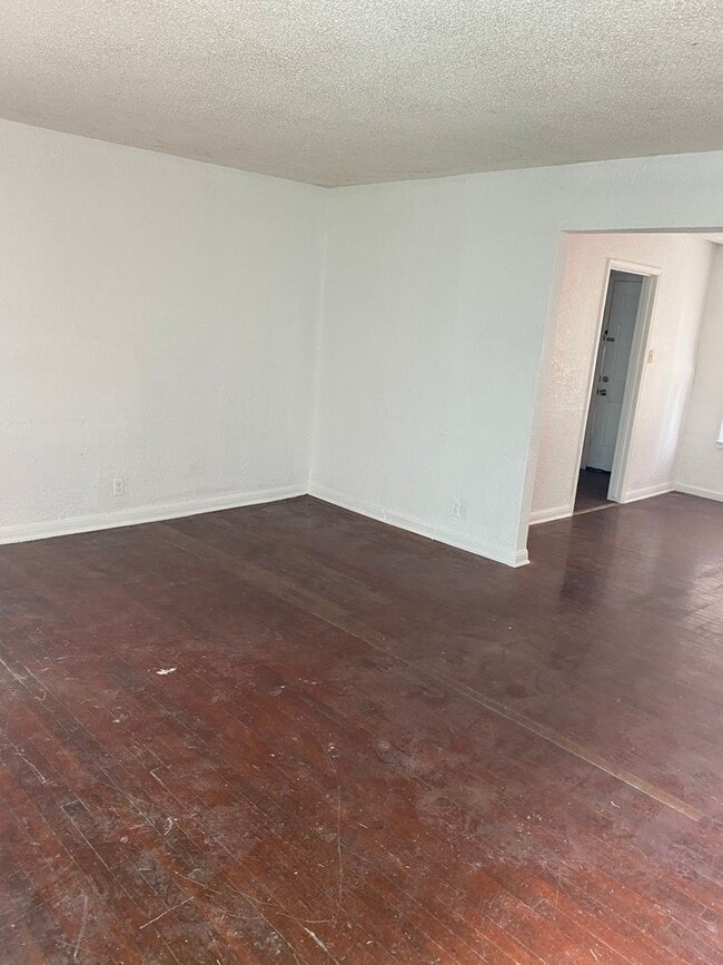 Building Photo - $299 December Rent-Cozy 2 bed 1 bath, hard...