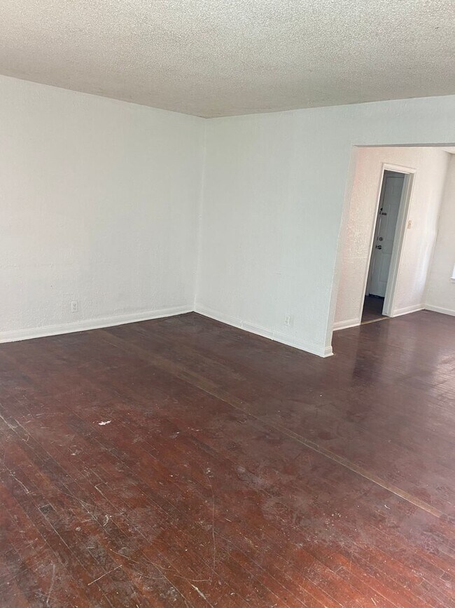 Foto del edificio - $299 December Rent-Cozy 2 bed 1 bath, hard...