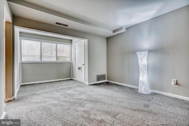 Building Photo - 140 Royal Oak Dr