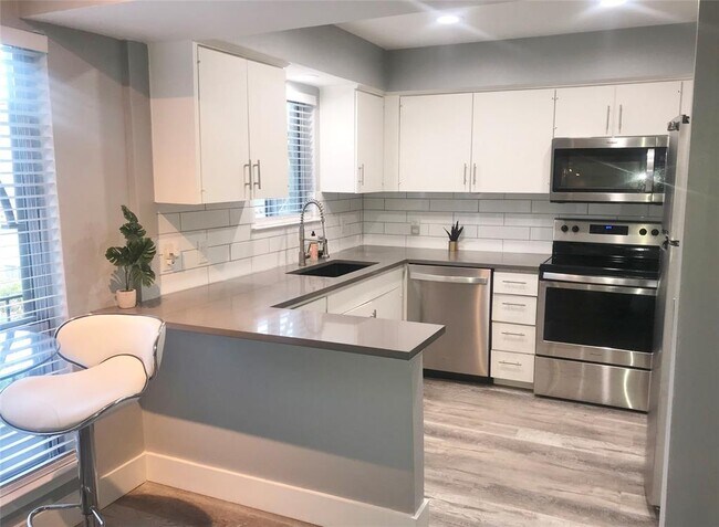 Building Photo - 5016 Les Chateaux Dr