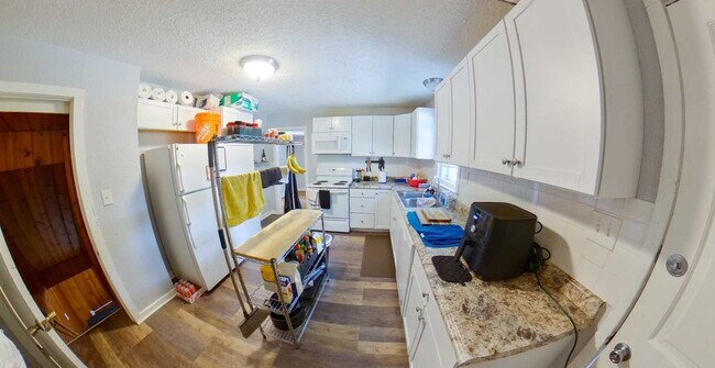 Foto del edificio - 3D Tour Available - Across the Street from...