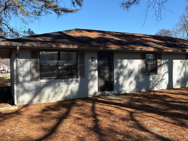 Building Photo - $500 OFF 1st FULL MONTHS RENT...Renovated 2 Bedroom Duplex in Manchester