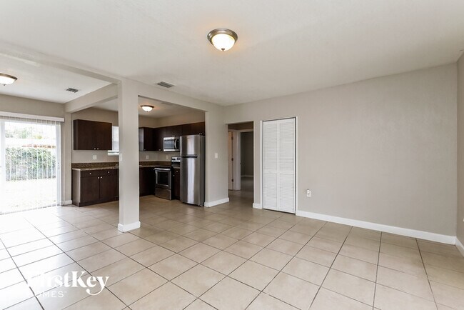 Foto del edificio - 745 NW 144th St