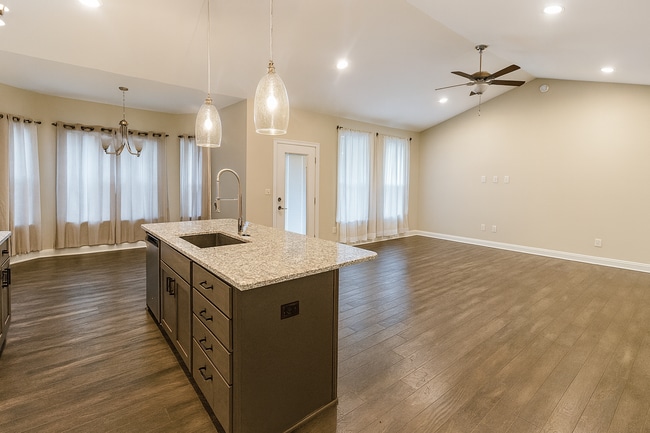 Building Photo - Spacious 4 Bedroom Home with Basement and Wet Bar in Clearwater