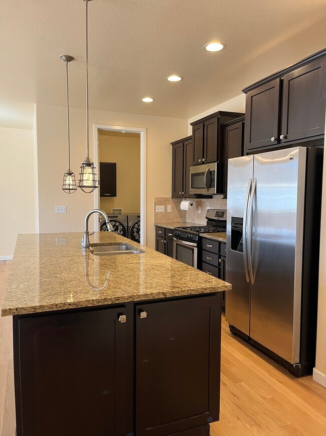 Building Photo - 15952 Village Cir