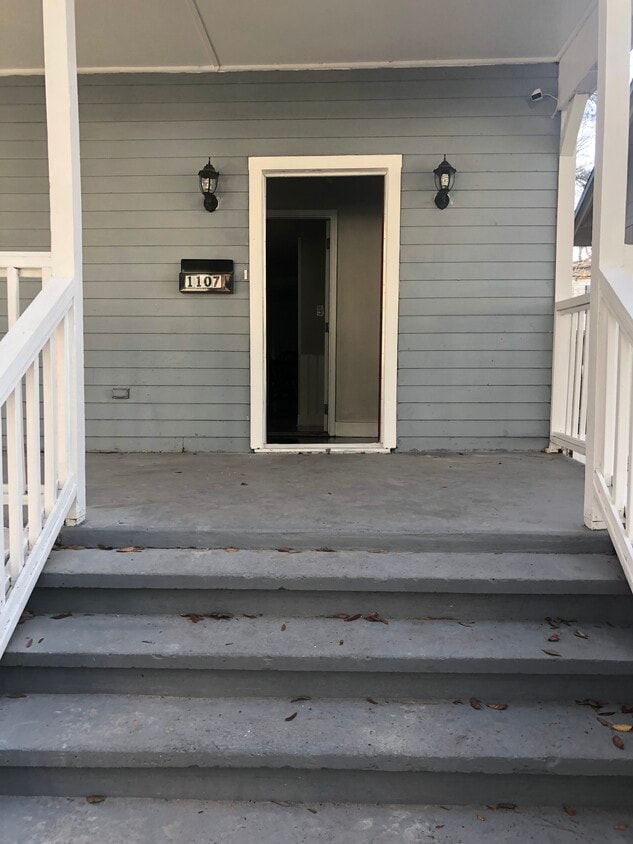 Front Porch - 1107 E Anderson St