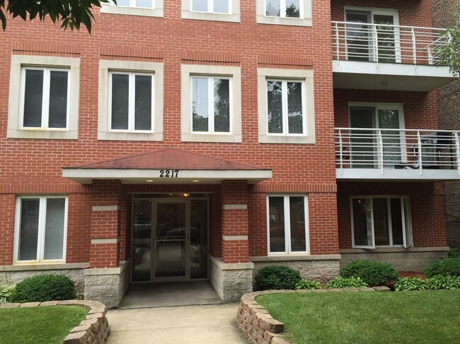 Building Photo - 2217 W Farwell Ave
