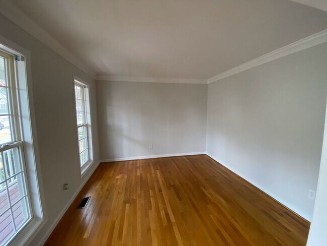 Foto del edificio - 4 Bedroom and 2 1/2 Bath 2-Story with Atta...