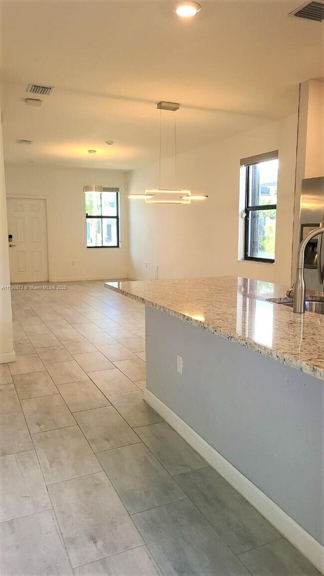 Building Photo - 1545 SW 28th St