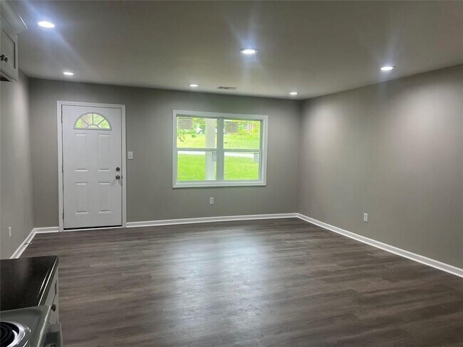 Building Photo - 1996 Chestnut Log Dr