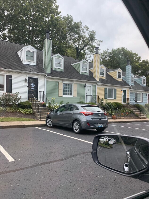 Foto principal - 10747 Colonial Woods Ct