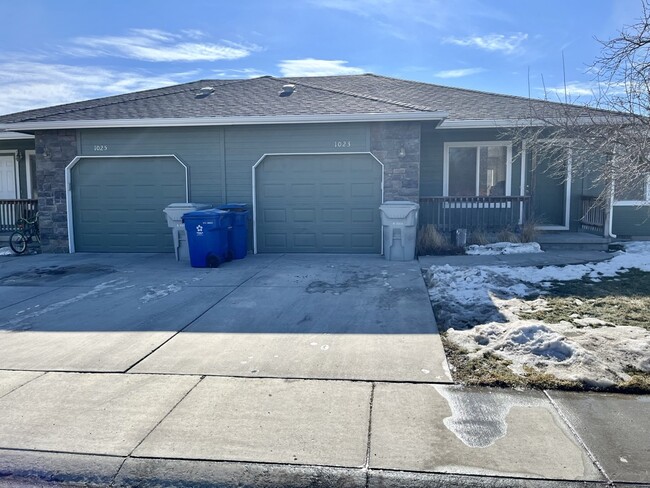 Building Photo - 1025 SE Freedom Cir