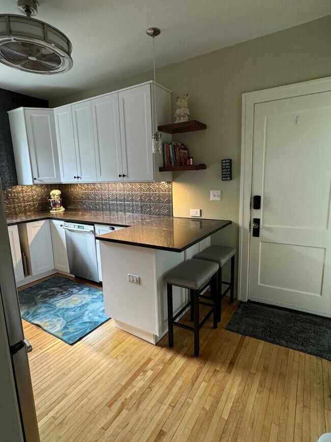 Breakfast Bar - 902 Ashland Ave