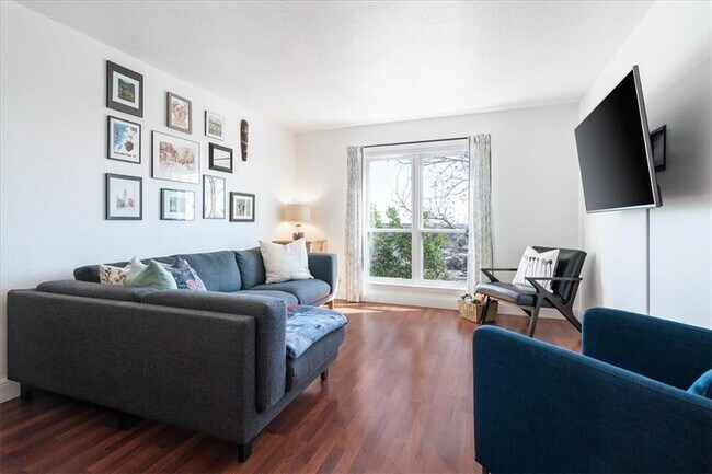 Building Photo - 6501 E Hill Dr