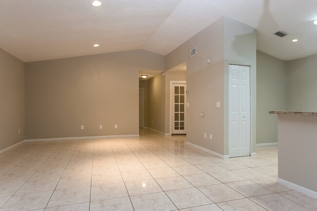 Foto del edificio - 9845 NW 9th Ct