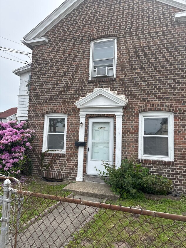 Foto principal - 1786 E Main St