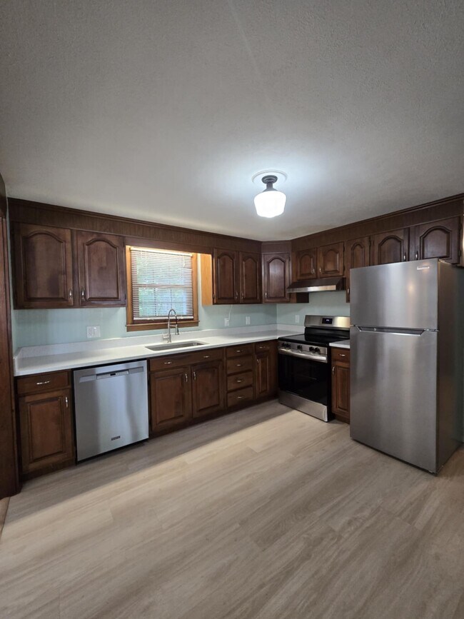 Cocina: encimeras de cuarzo blanco y electrodomésticos de acero inoxidable. - 1280 S Beech St