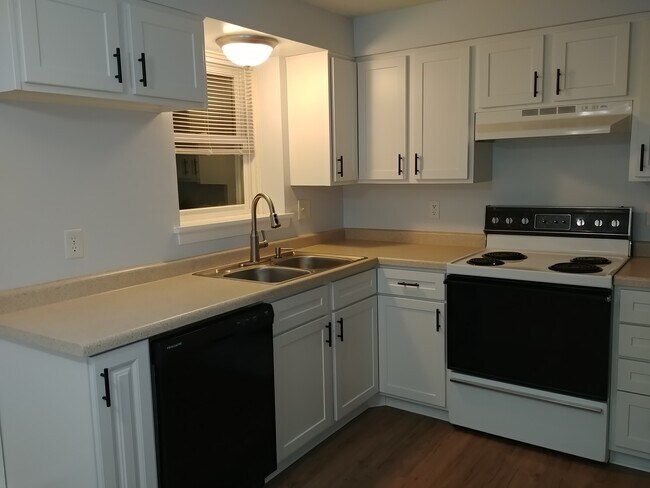 Cocina con ventanas orientadas al sur y vistas al jardín. - 92 Logan Ave W