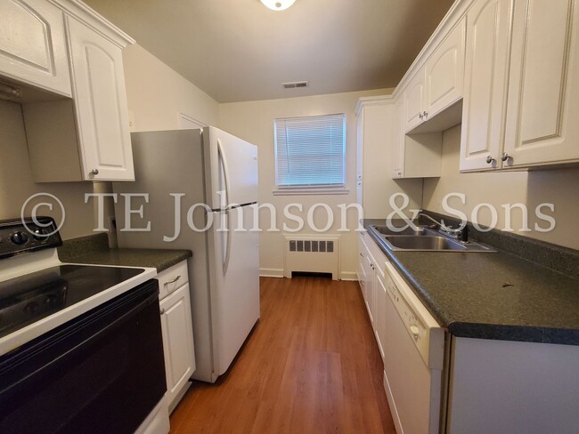 Building Photo - Spacious 2 Bedroom Condo