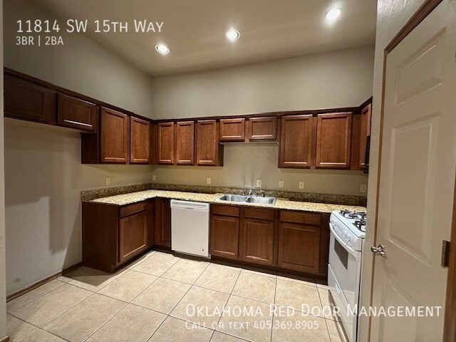 Building Photo - Duplex in Yukon