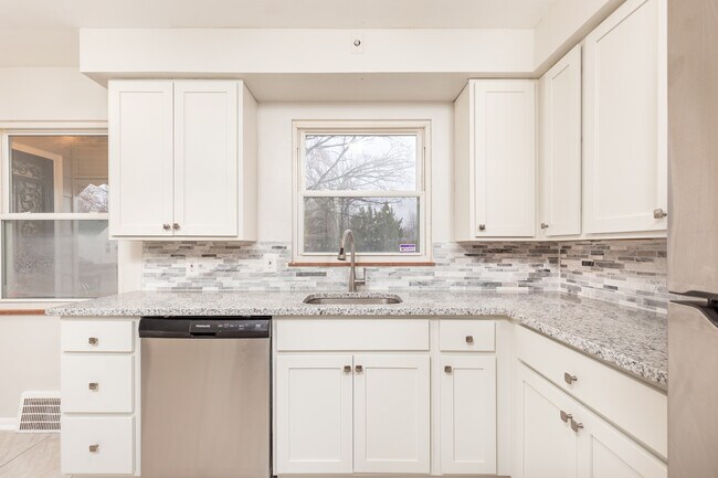 Building Photo - 17202 Holly Hill Dr