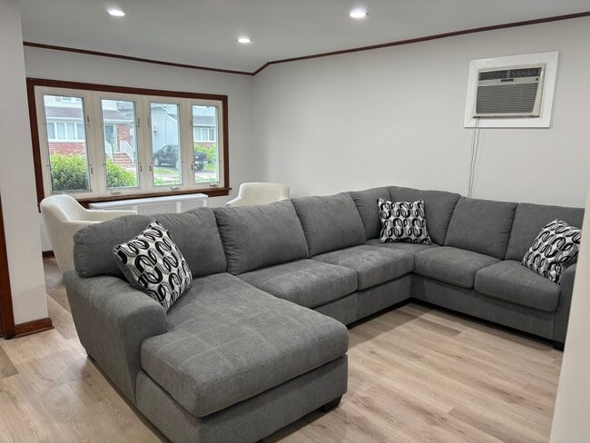 Large living room - 209 Fern Ave