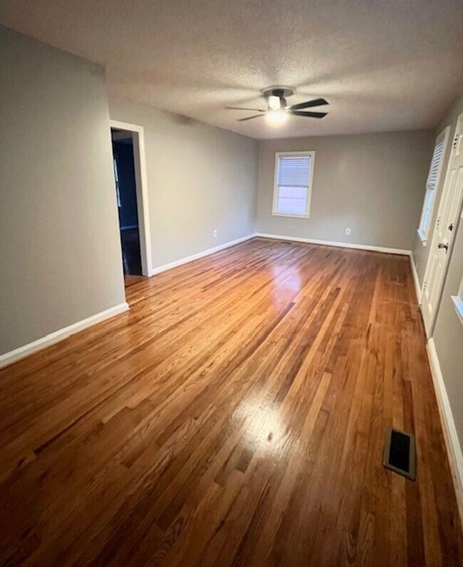 Foto del edificio - 205 Clyde Ave N