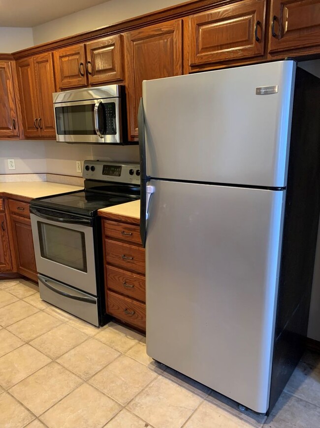 Building Photo - COMING SOON: BEAUTIFUL 3 BEDROOM / 2 BATHR...