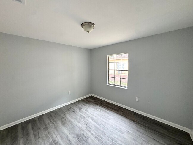 Foto del edificio - **Beautifully Updated (2BR/1BA) Lakeland Duplex**