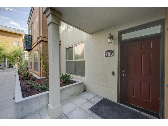 Building Photo - 6267 NE Carillion Dr