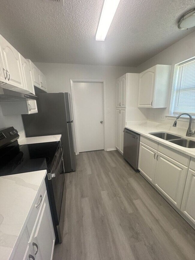 Building Photo - Charming 3-Bed, 2-Bath Home with Spacious ...