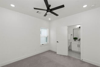 Building Photo - 3013 Nagle St