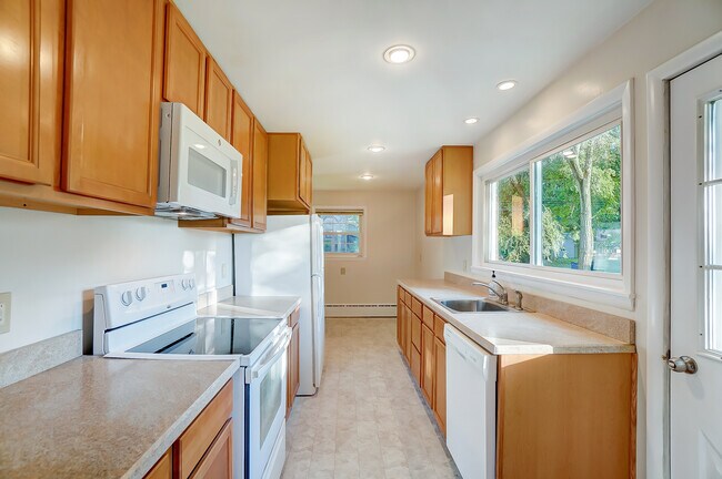 Building Photo - 883 Sand Ridge Rd