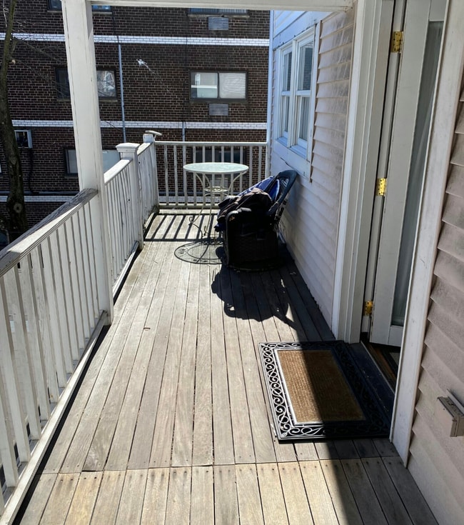 Building Photo - 2-Fl Duplex Available for June! 3-beds, 2.5 Baths