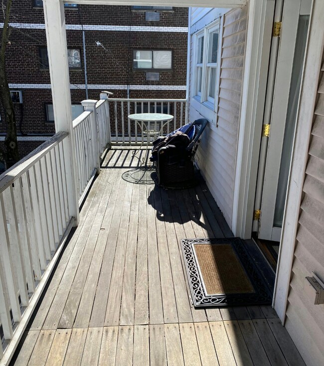 Foto del edificio - 2-Fl Duplex Available for June! 3-beds, 2.5 Baths