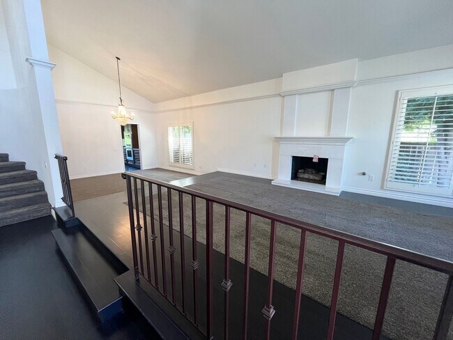 Building Photo - Stunning 4 BD/3 BA Single Family Home in U...