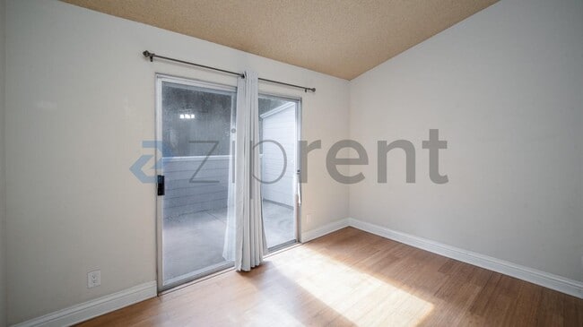 Building Photo - Unit