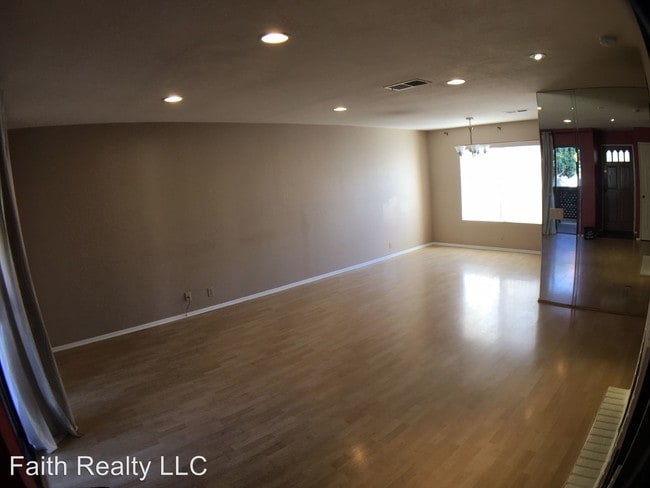 Building Photo - 2 br, 2.5 bath House - 3715 Emerald St, # G