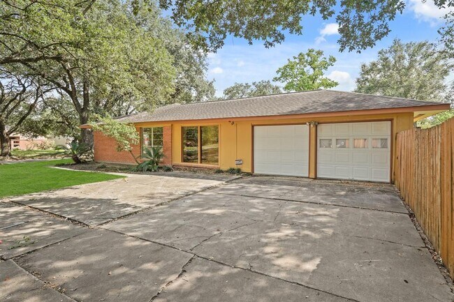 Building Photo - 8602 Robindell Dr