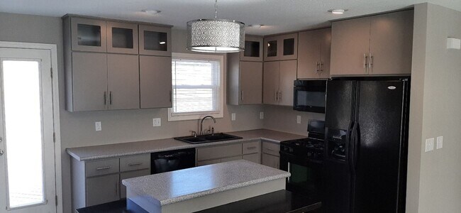 Foto del edificio - HURRY THIS WON'T LAST LONG! Gorgeous 3 bed, 2 bath in beautiful Parkville!