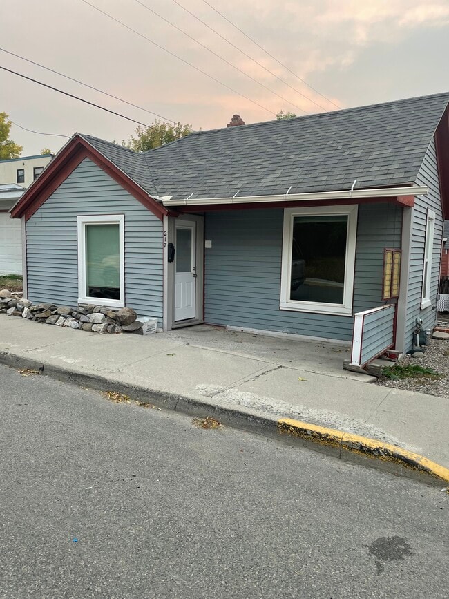 Building Photo - 217 N Dakota St