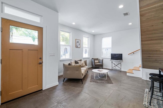 Building Photo - 123 Moore St