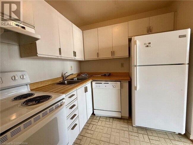 Building Photo - 65 Highland Crescent