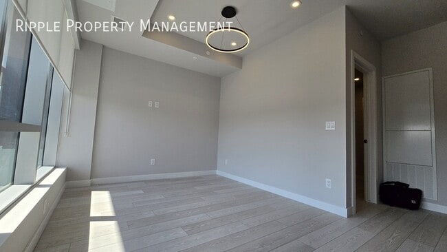 Building Photo - Modern 1 Beds, 1 Baths Apartment/Condo | N...