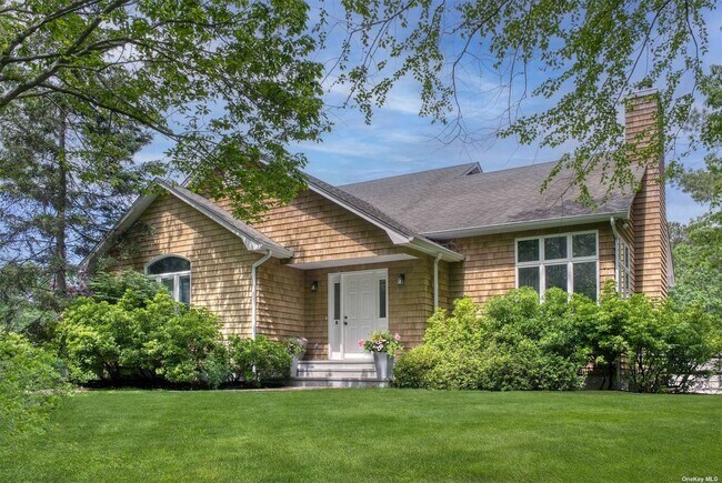 Building Photo - 858 Old Sag Harbor Rd