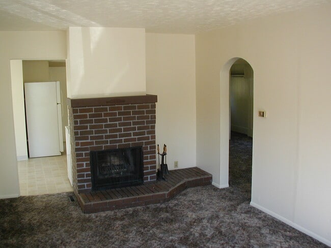 Amplia sala de estar con chimenea - 7187 N Fiske Ave